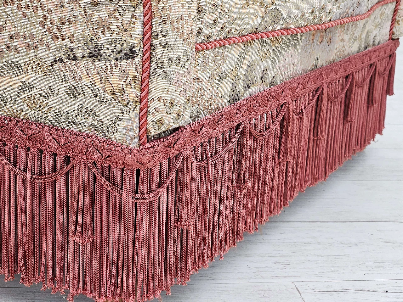 Poltrona danese con schienale alto in tessuto floreale multicolore, anni '60 3