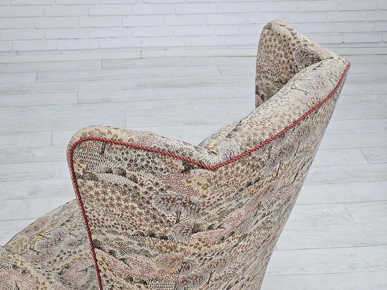 Poltrona danese con schienale alto in tessuto floreale multicolore, anni '60 11