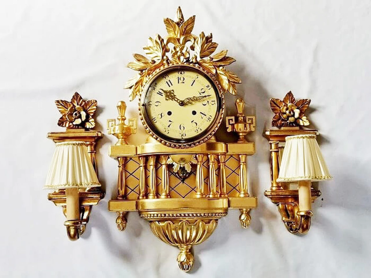 Orologio da parete scandinavo e coppia di applique in legno dorato 1