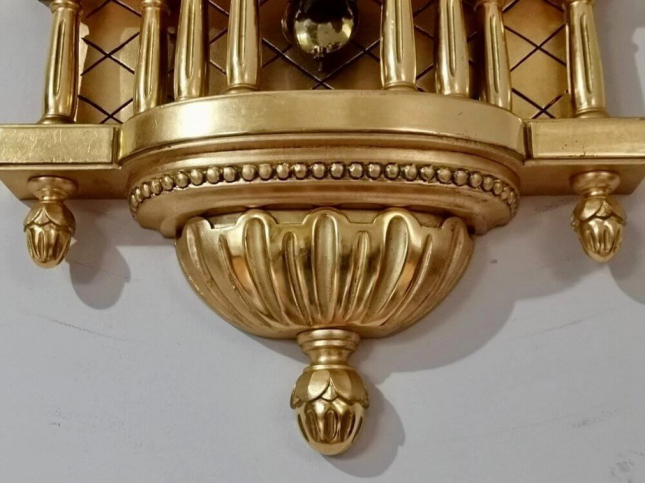 Orologio da parete scandinavo e coppia di applique in legno dorato 29