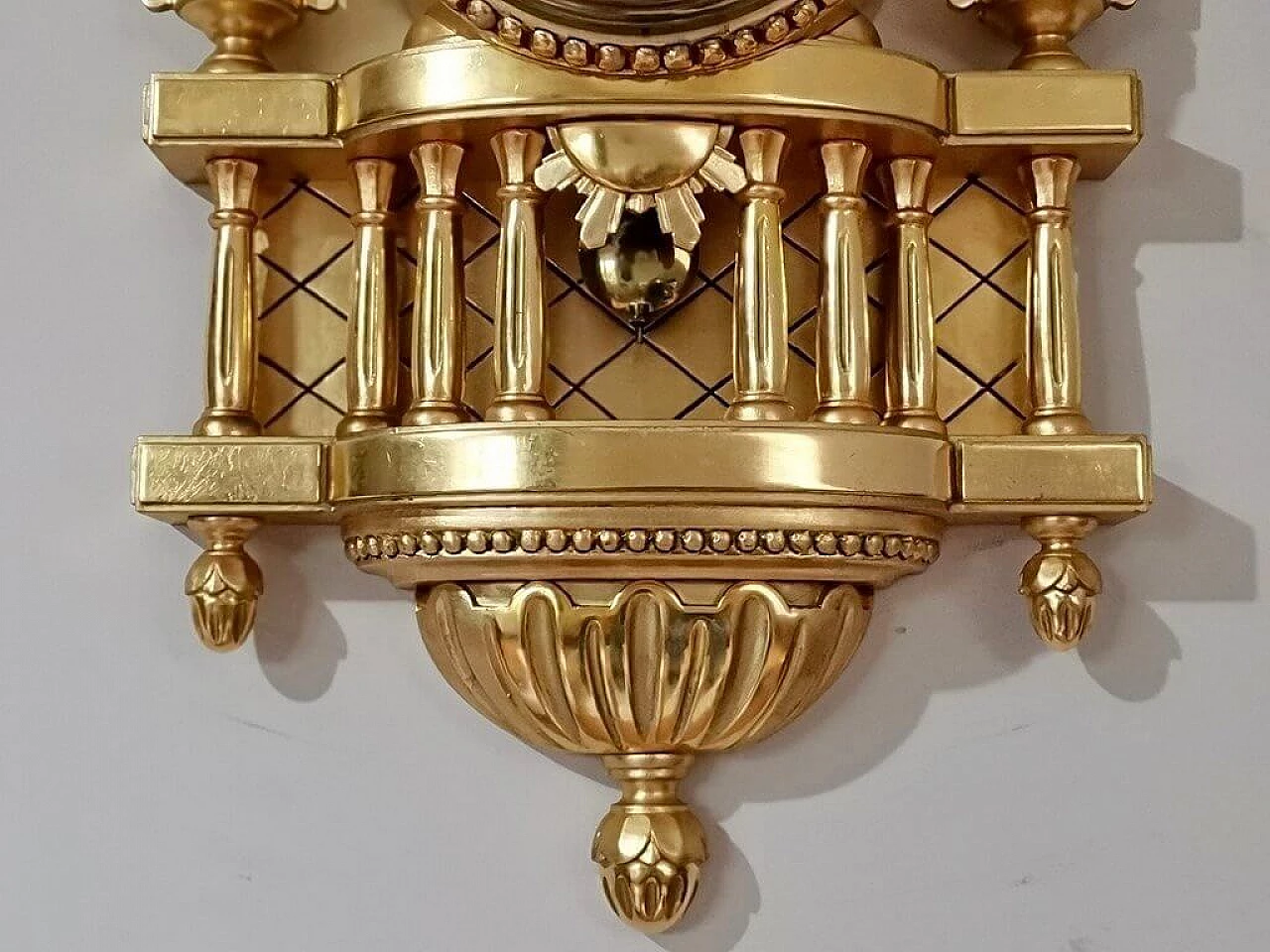 Orologio da parete scandinavo e coppia di applique in legno dorato 31