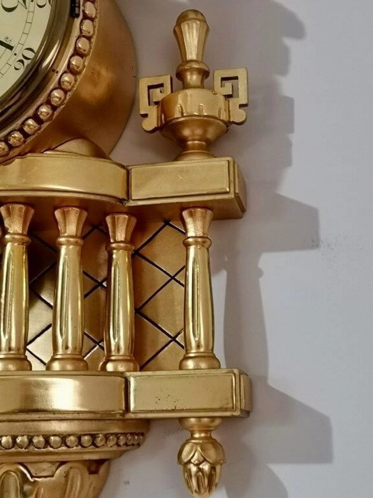 Orologio da parete scandinavo e coppia di applique in legno dorato 32
