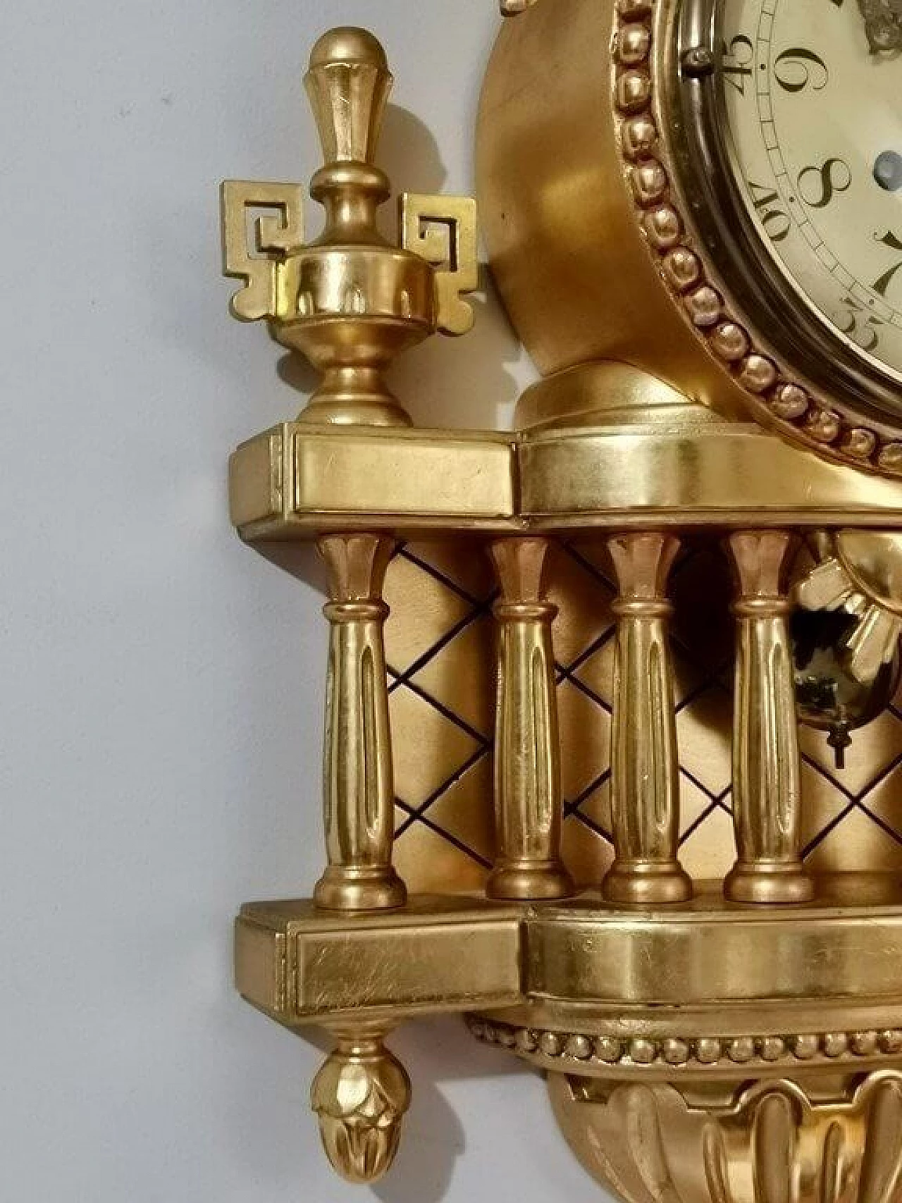 Orologio da parete scandinavo e coppia di applique in legno dorato 33