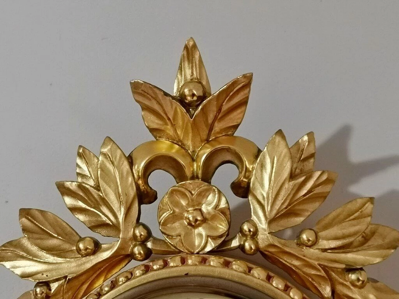 Orologio da parete scandinavo e coppia di applique in legno dorato 34
