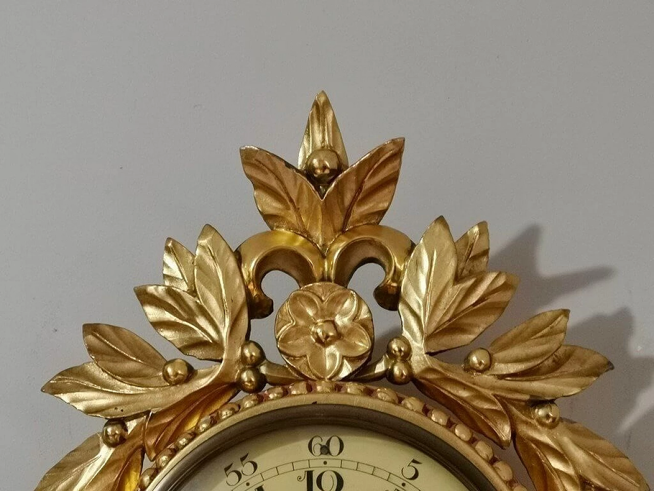 Orologio da parete scandinavo e coppia di applique in legno dorato 35