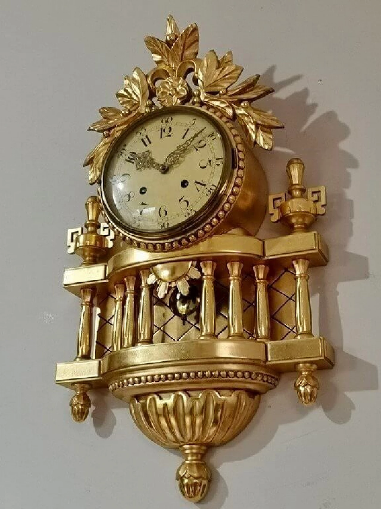 Orologio da parete scandinavo e coppia di applique in legno dorato 37