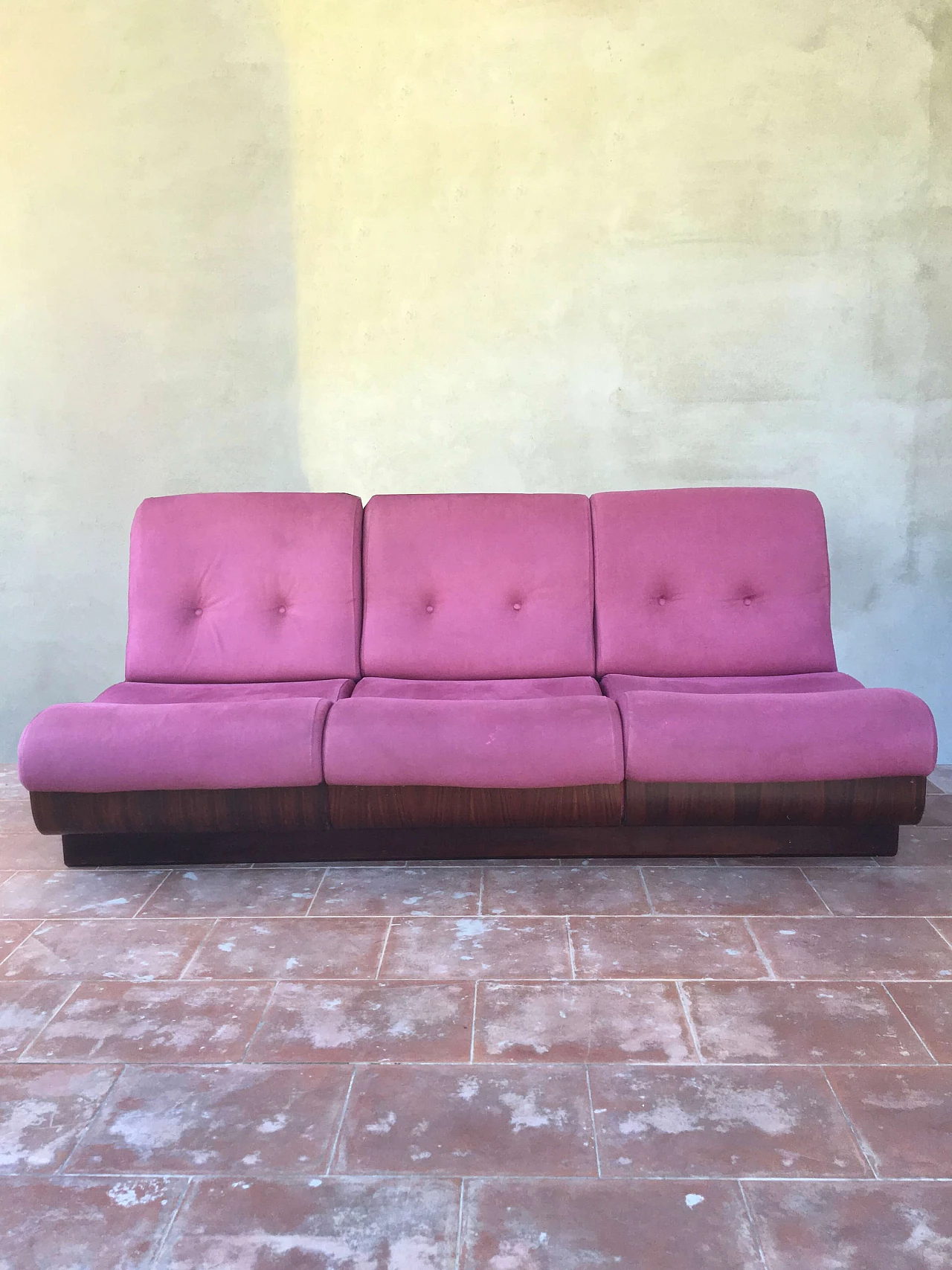 Divano in legno curvato e Alcantara rosa, anni '70 1
