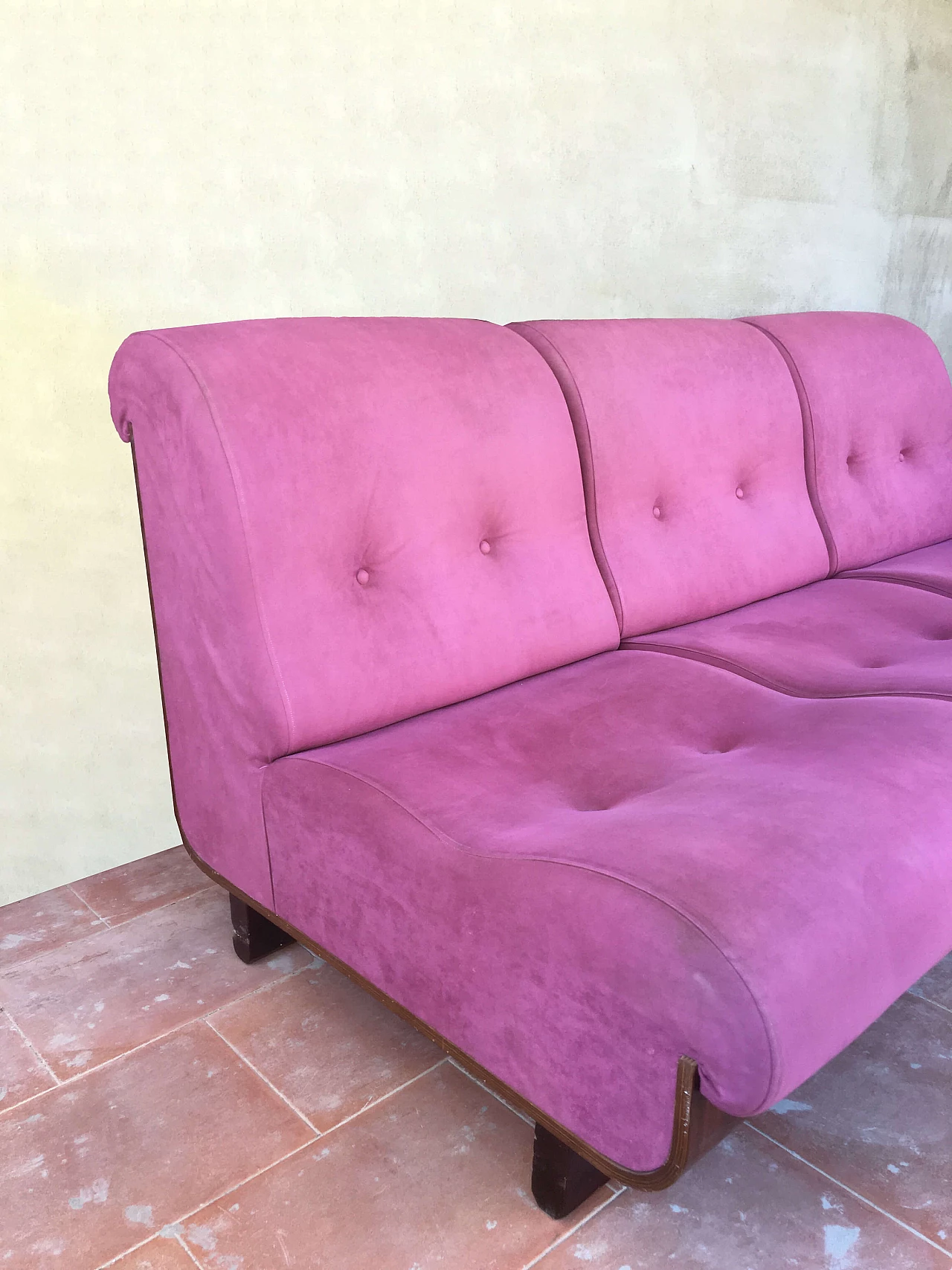 Divano in legno curvato e Alcantara rosa, anni '70 2