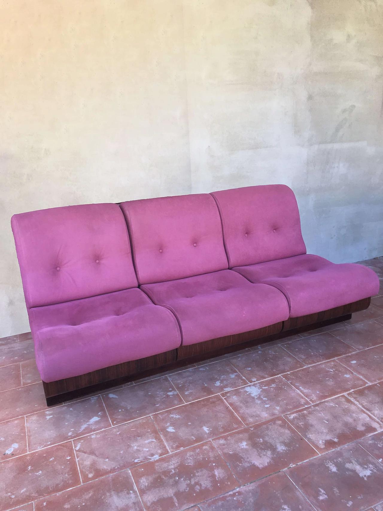 Divano in legno curvato e Alcantara rosa, anni '70 3