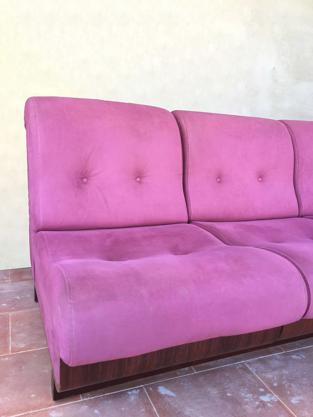 Divano in legno curvato e Alcantara rosa, anni '70 4
