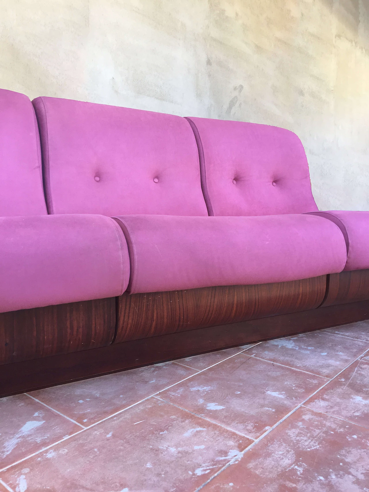 Divano in legno curvato e Alcantara rosa, anni '70 5