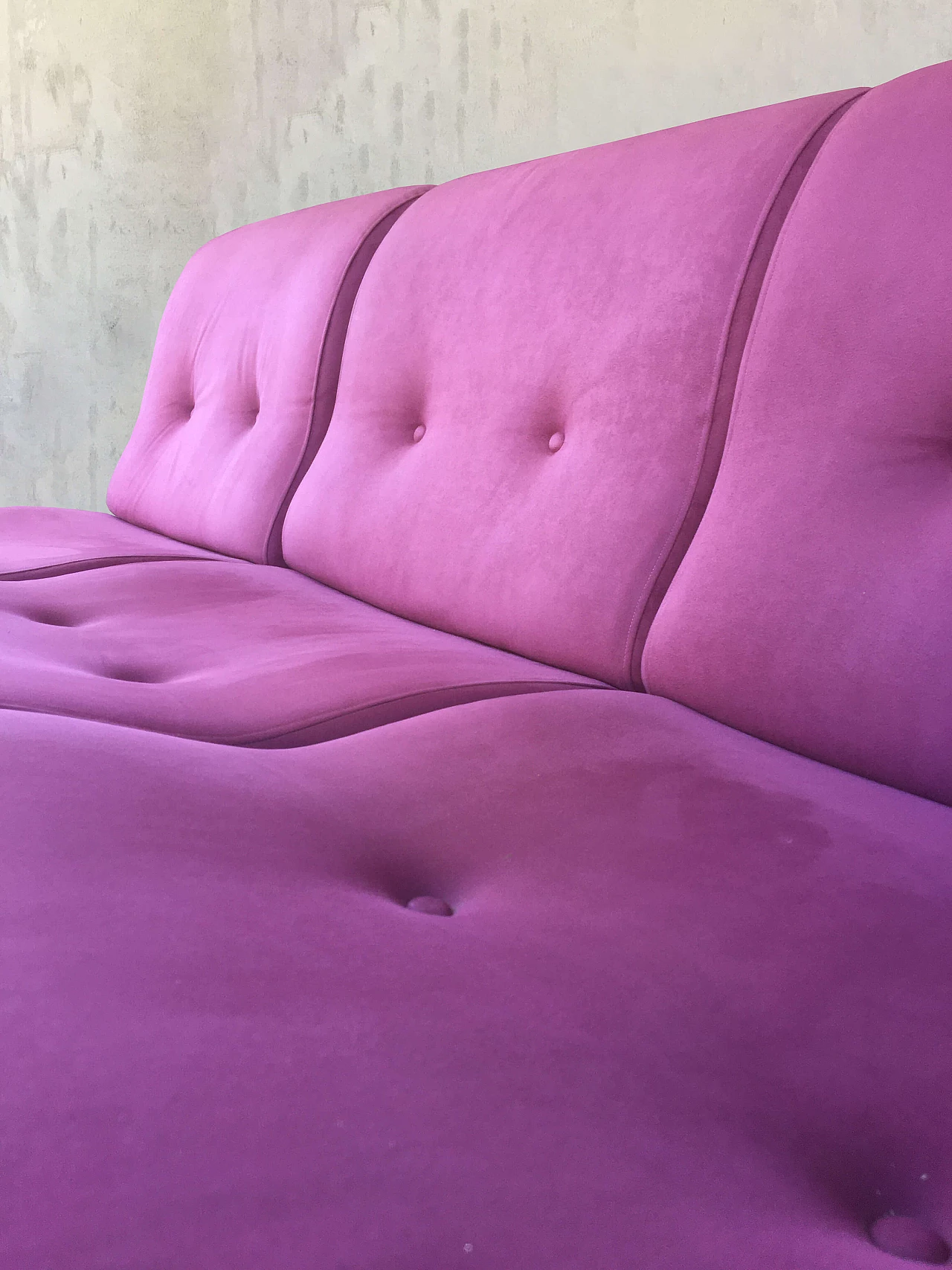 Divano in legno curvato e Alcantara rosa, anni '70 6