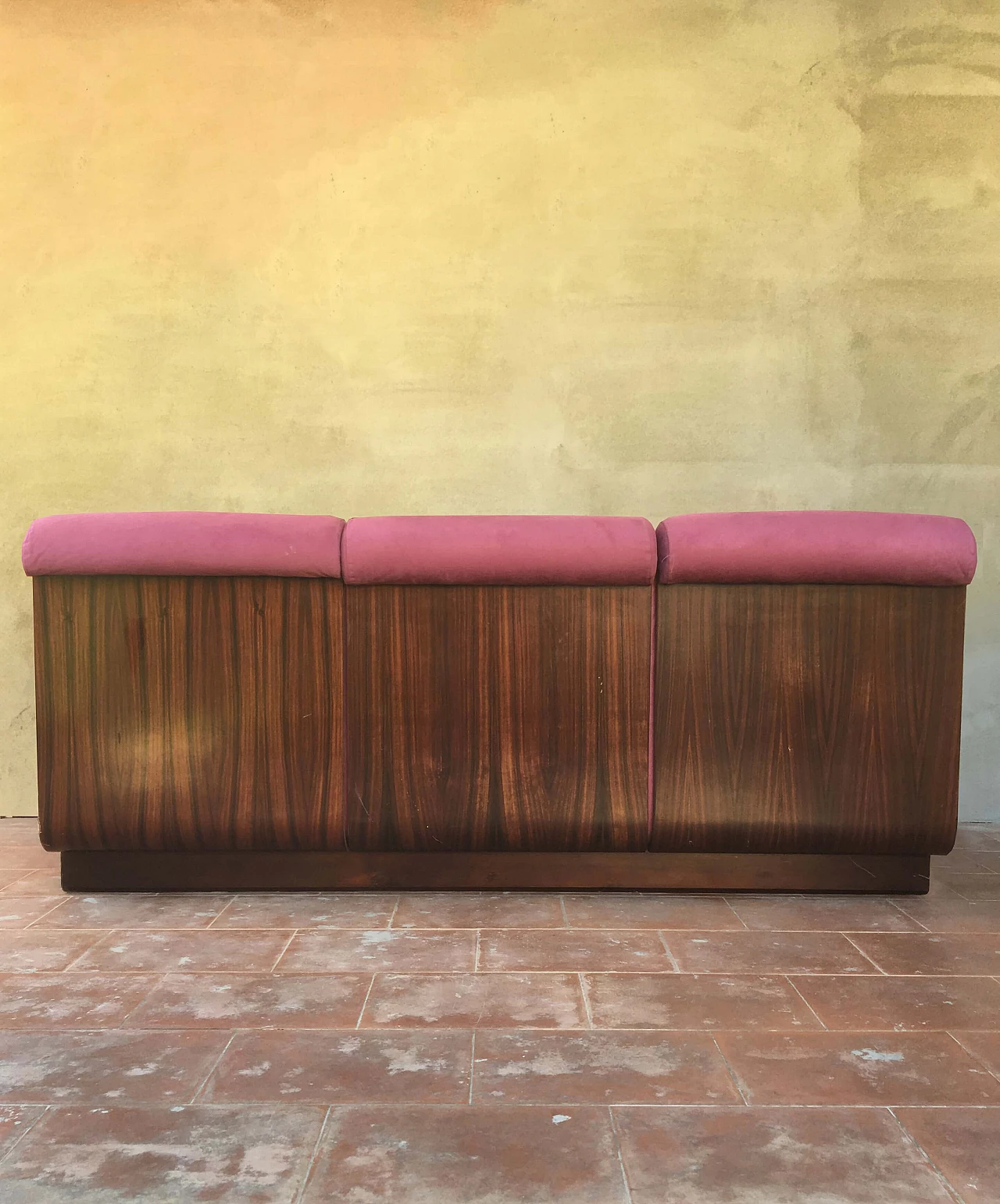 Divano in legno curvato e Alcantara rosa, anni '70 7