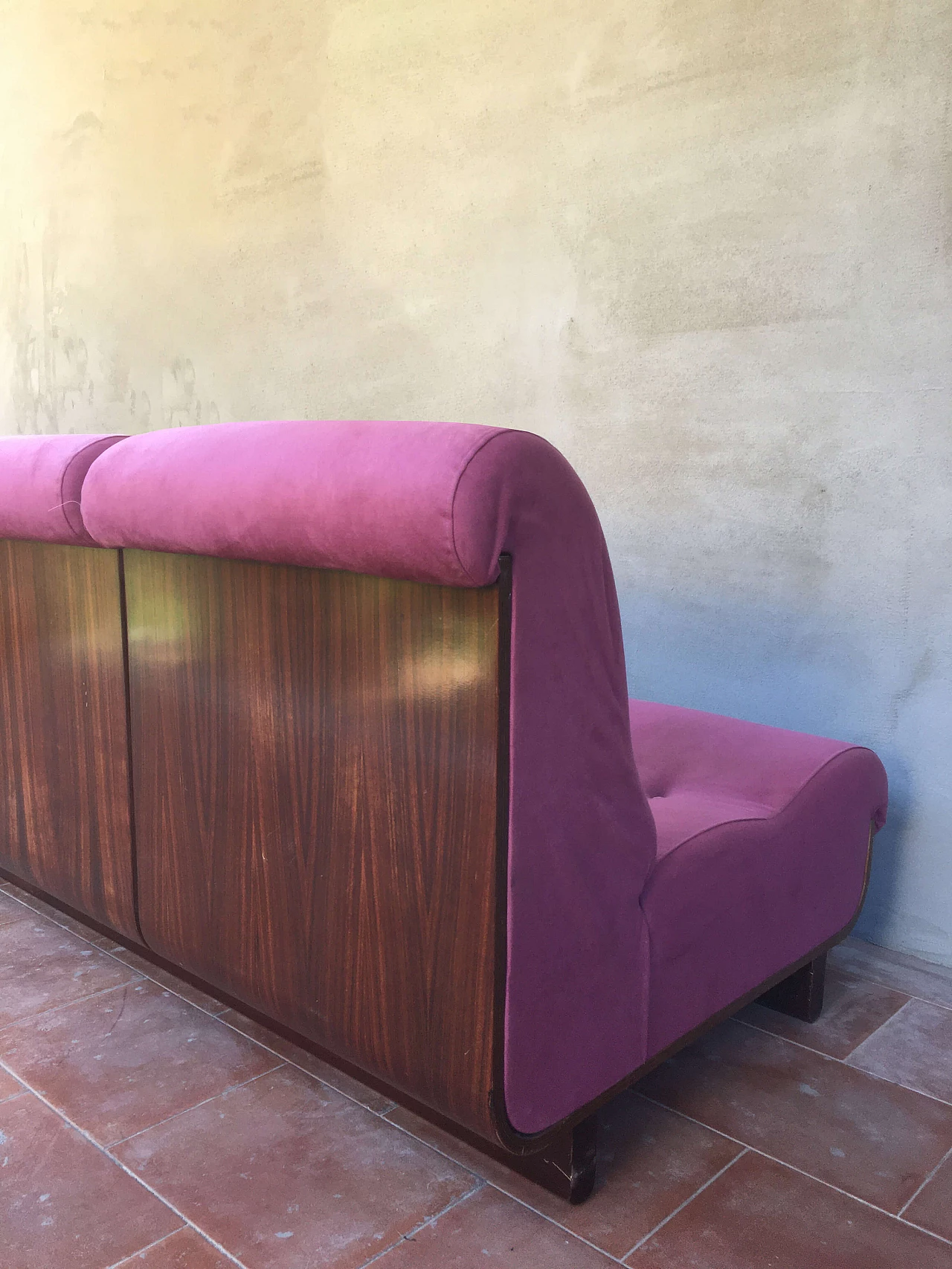 Divano in legno curvato e Alcantara rosa, anni '70 8