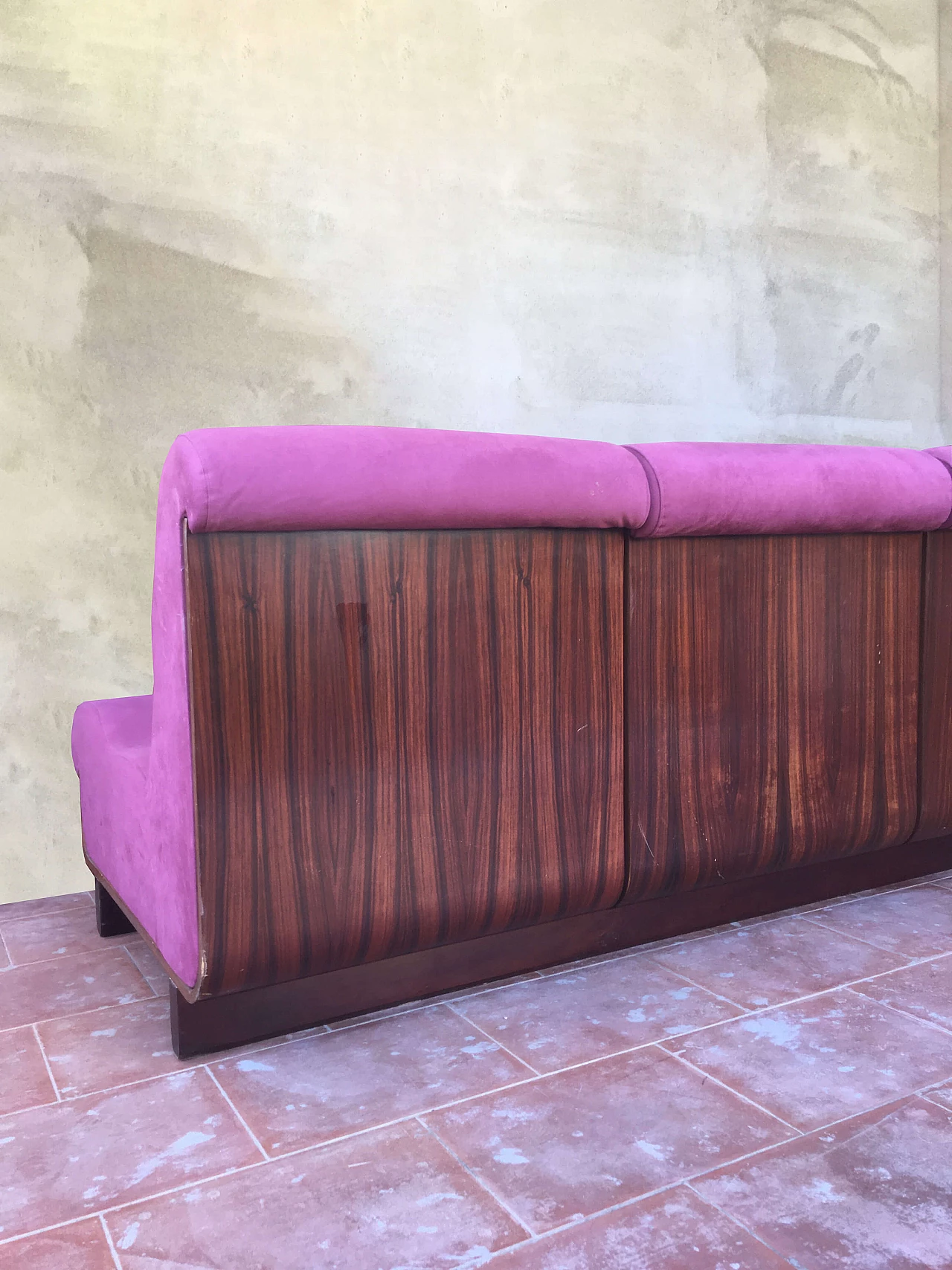 Divano in legno curvato e Alcantara rosa, anni '70 9