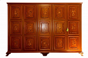 Armadio Versailles in noce nazionale con intarsi floreali, anni '50