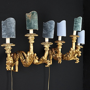 Coppia di applique a tre luci stile Eclettico in legno dorato, inizio '900
