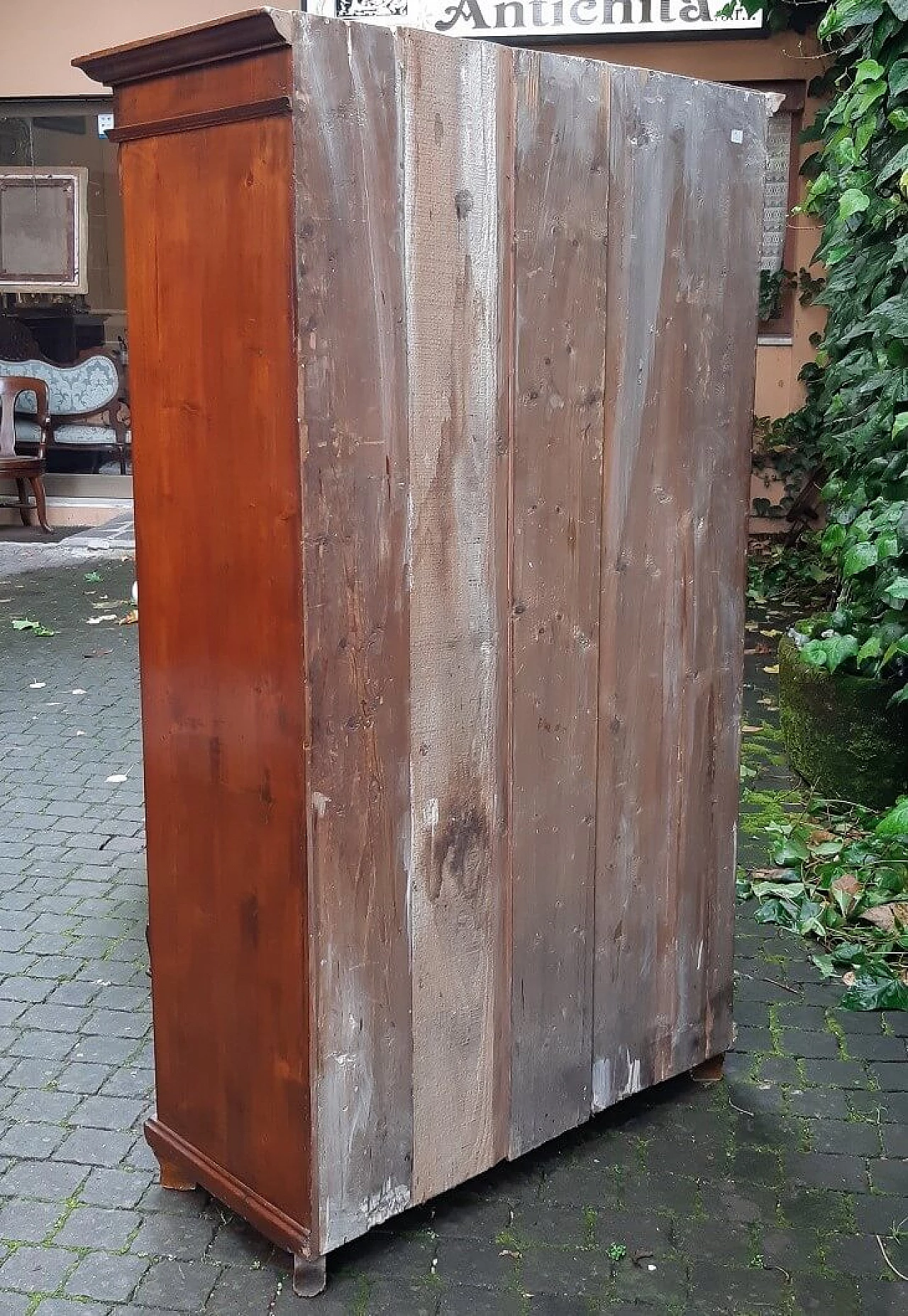 Viennese walnut and larch glass cabinet, 19th century 1