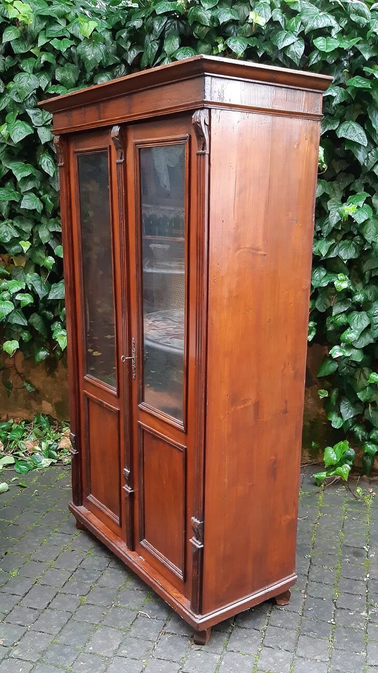 Viennese walnut and larch glass cabinet, 19th century 2