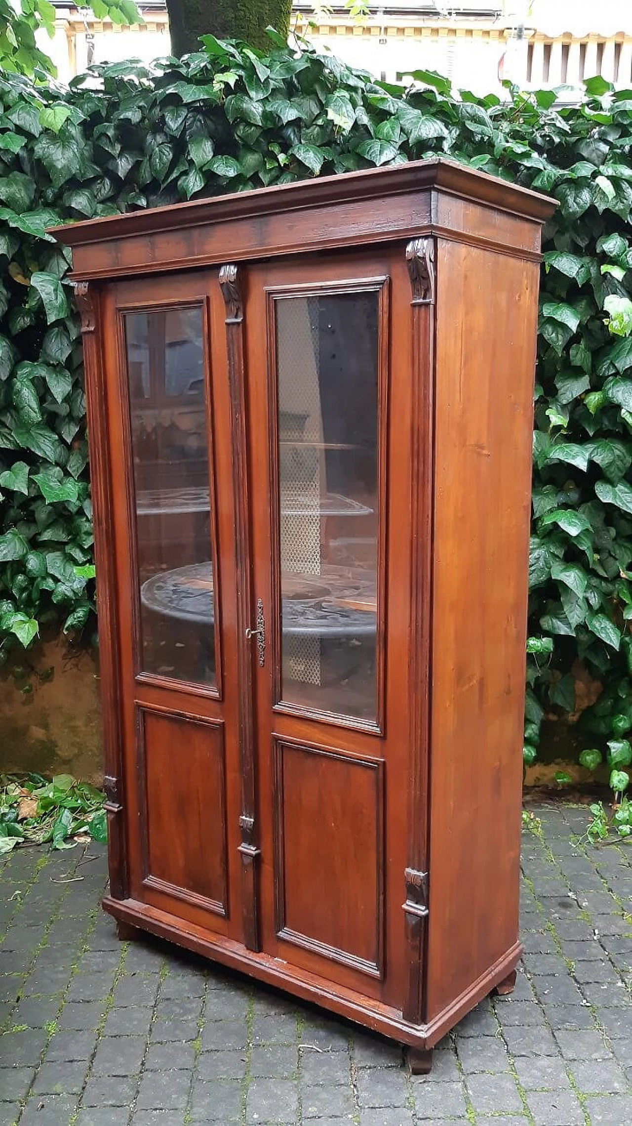 Viennese walnut and larch glass cabinet, 19th century 3