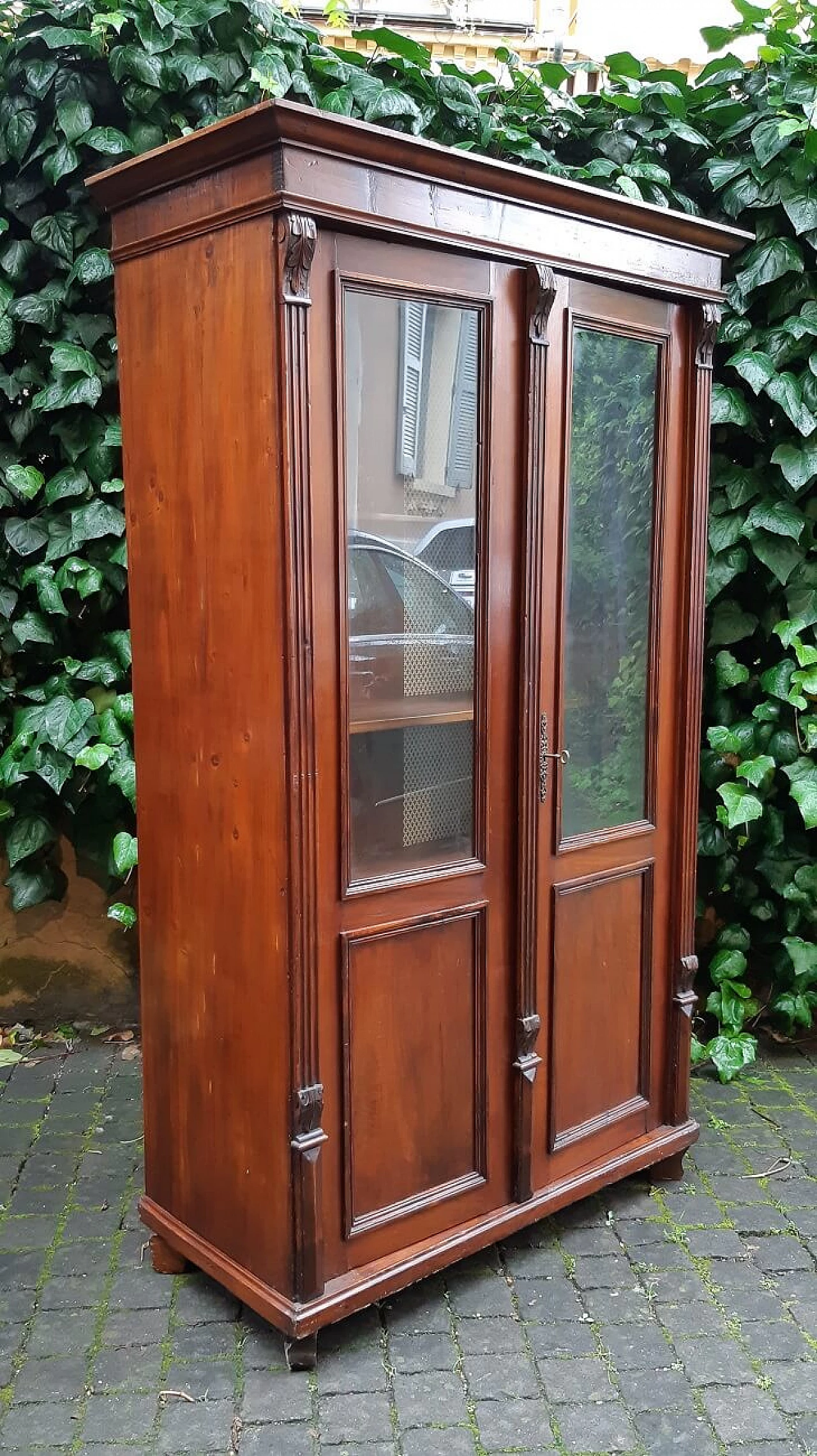 Viennese walnut and larch glass cabinet, 19th century 4