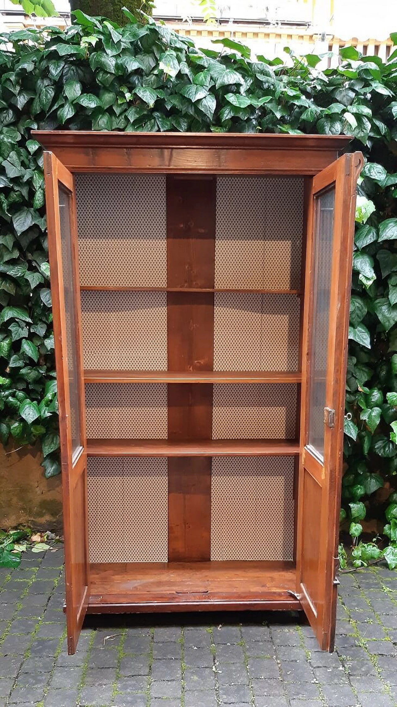 Viennese walnut and larch glass cabinet, 19th century 5