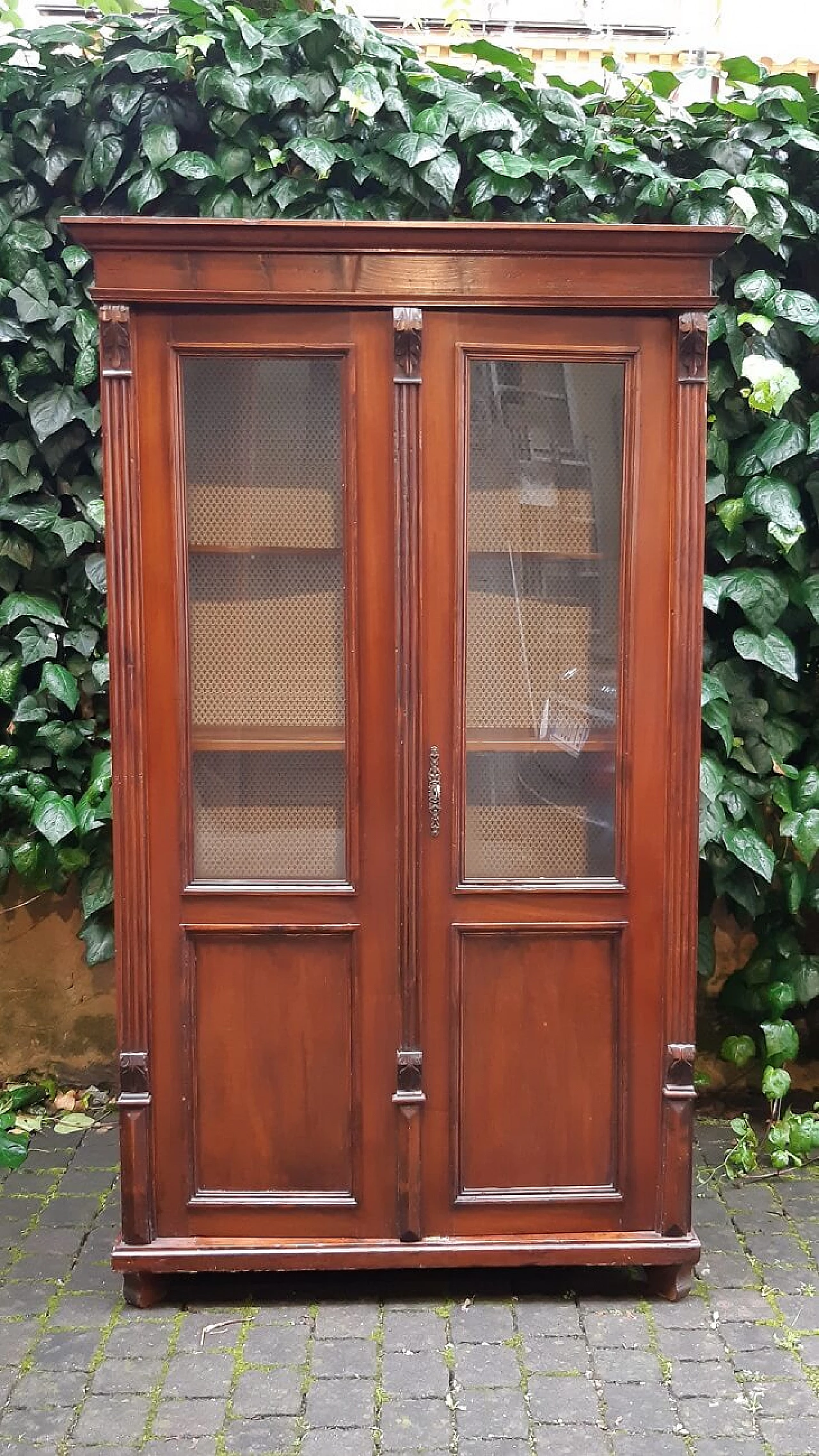 Viennese walnut and larch glass cabinet, 19th century 6