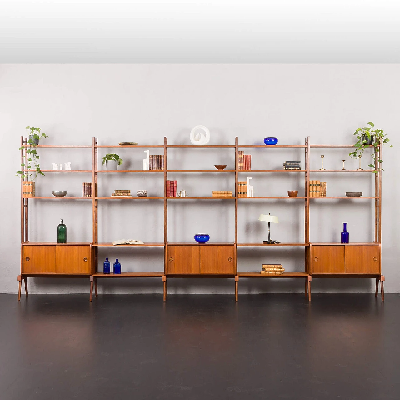 Libreria norvegese in teak a cinque campate, anni '60 1