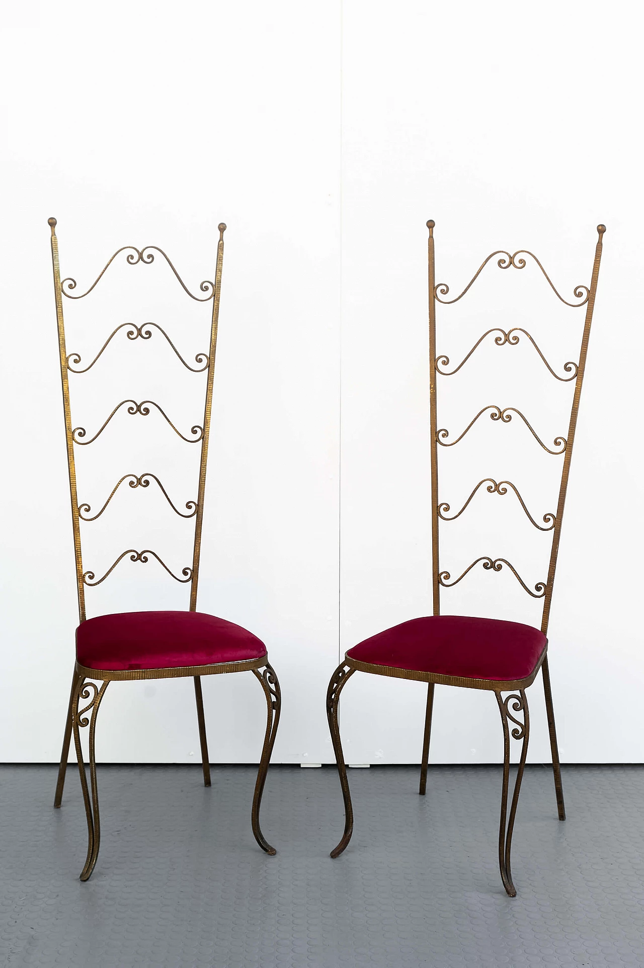 Coppia di sedie Chiavarine in ferro battuto, foglia oro e velluto rosso di Pierluigi Colli, anni '60 1