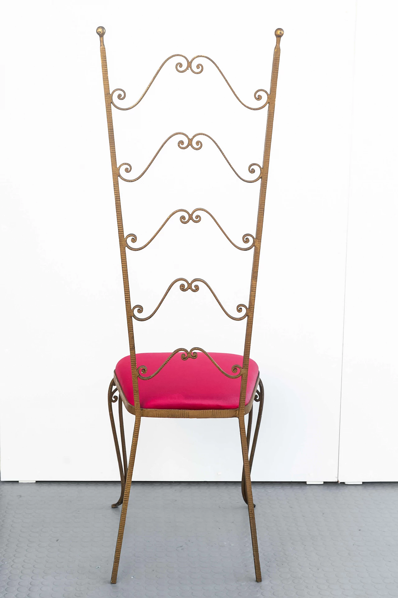 Coppia di sedie Chiavarine in ferro battuto, foglia oro e velluto rosso di Pierluigi Colli, anni '60 2