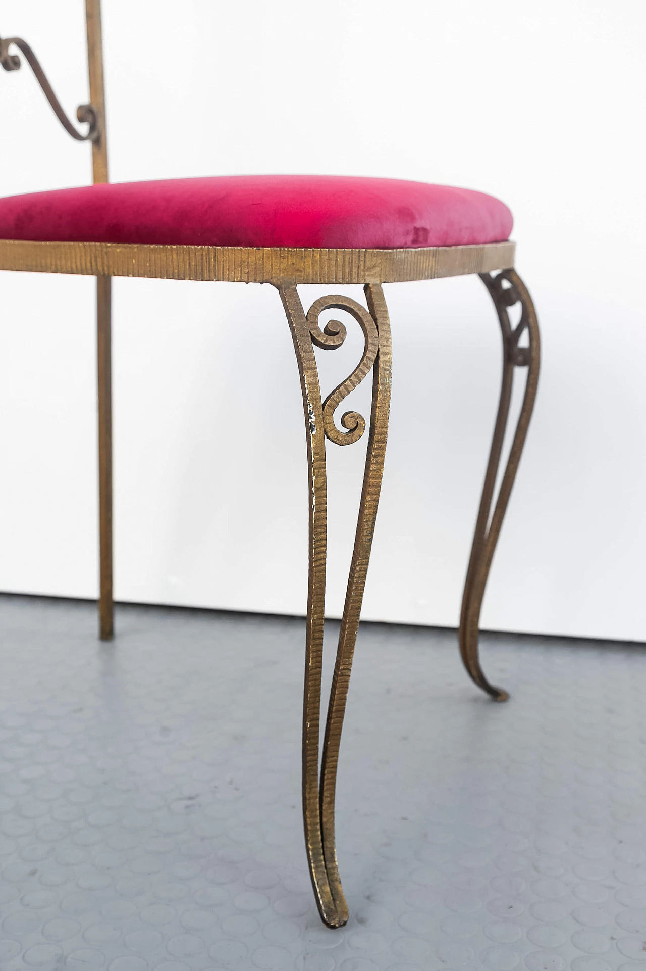 Coppia di sedie Chiavarine in ferro battuto, foglia oro e velluto rosso di Pierluigi Colli, anni '60 4