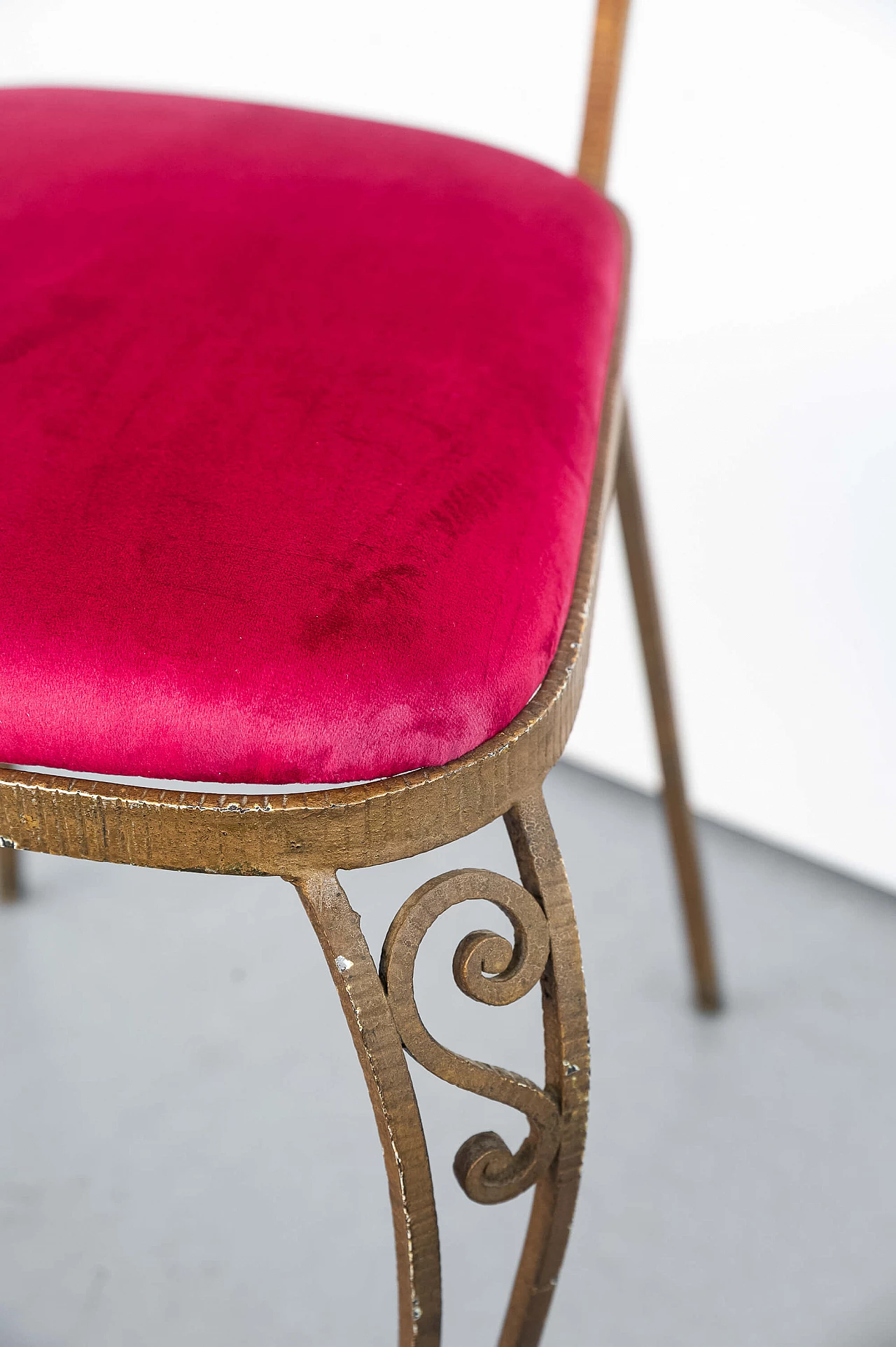 Coppia di sedie Chiavarine in ferro battuto, foglia oro e velluto rosso di Pierluigi Colli, anni '60 5