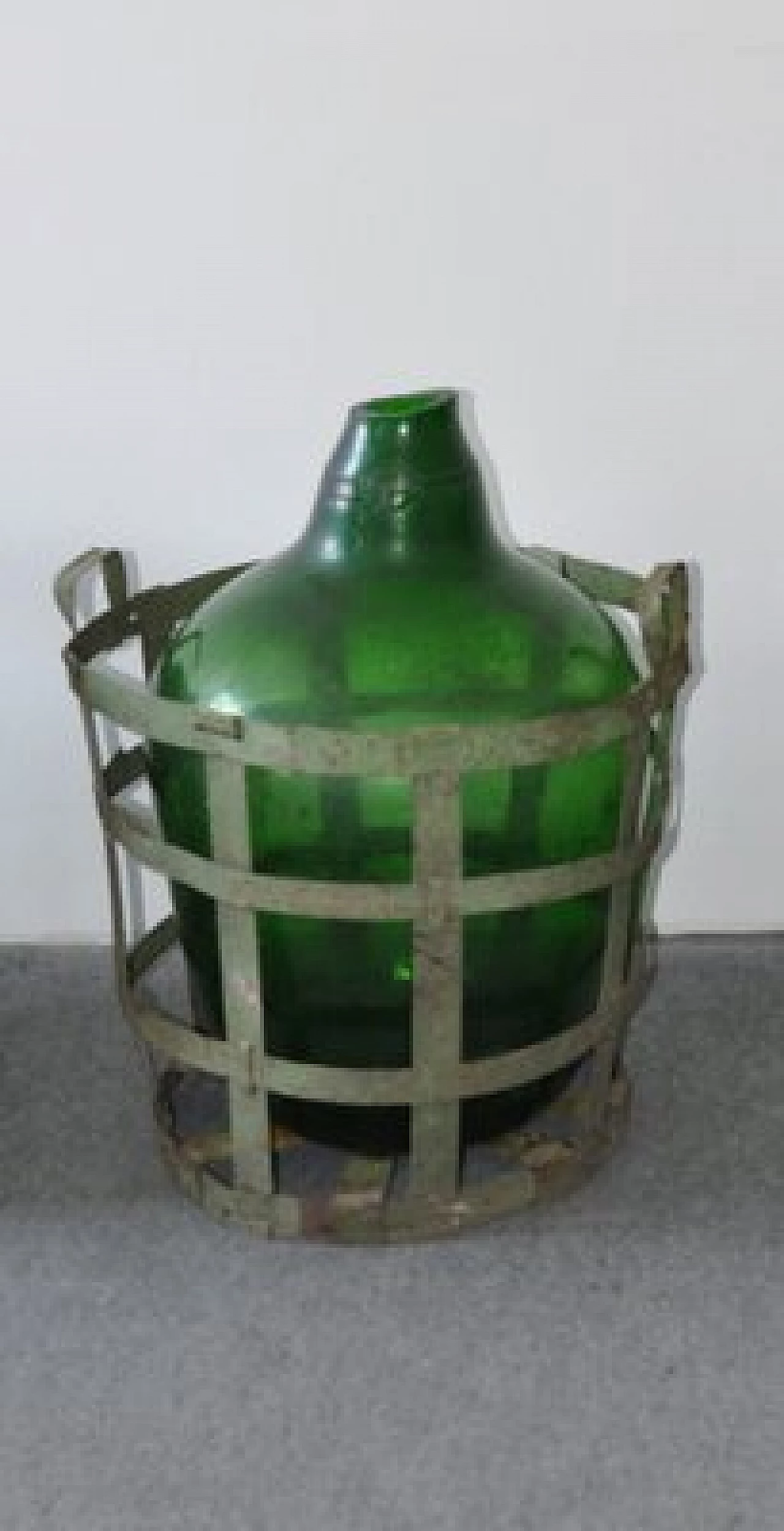 Bottiglia in vetro soffiato verde con cesto in metallo 1