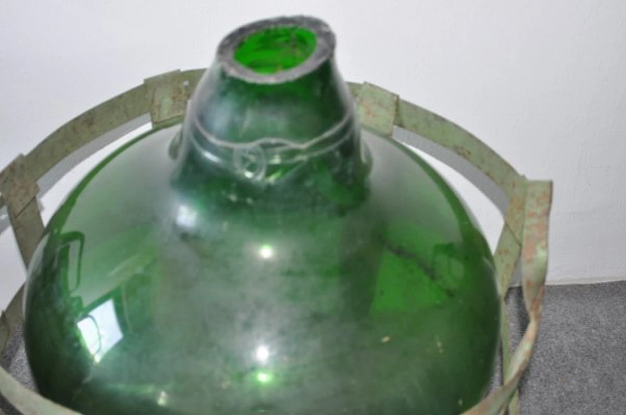 Bottiglia in vetro soffiato verde con cesto in metallo 2