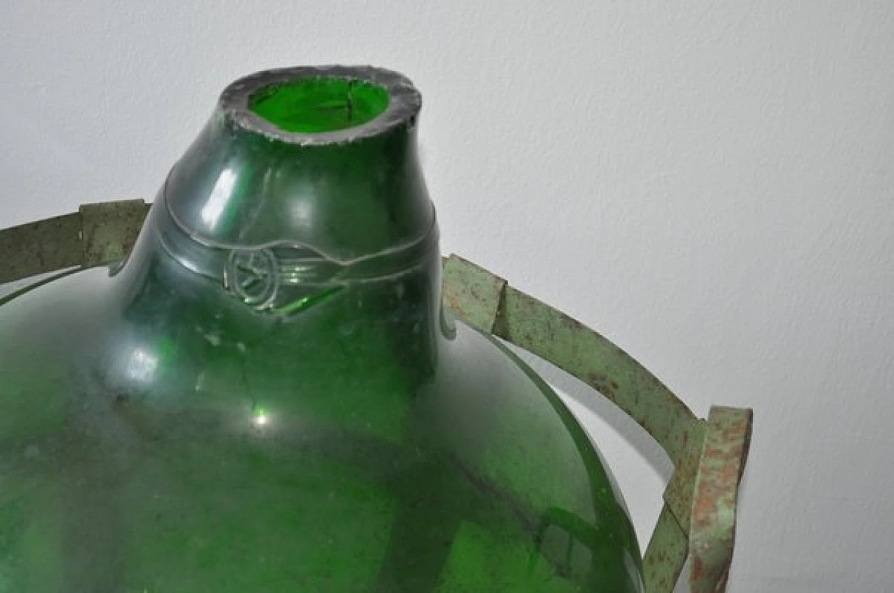 Bottiglia in vetro soffiato verde con cesto in metallo 3