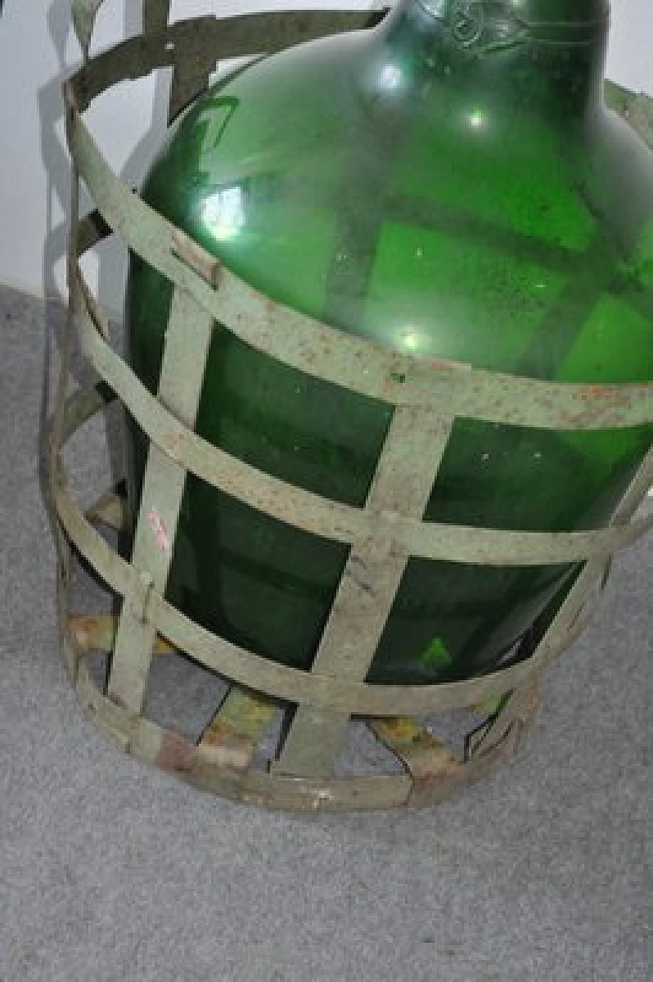Bottiglia in vetro soffiato verde con cesto in metallo 5