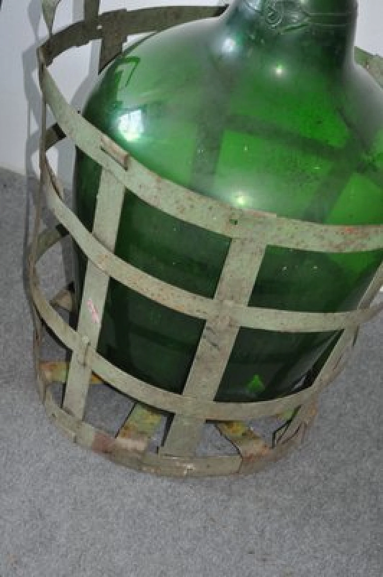 Bottiglia in vetro soffiato verde con cesto in metallo 6