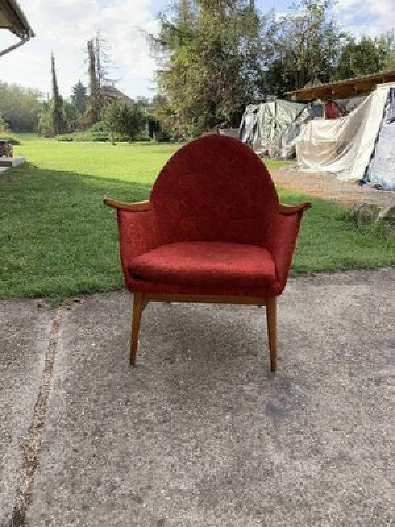 Poltrona stile scandinavo in legno e tessuto rosso, anni '60 1