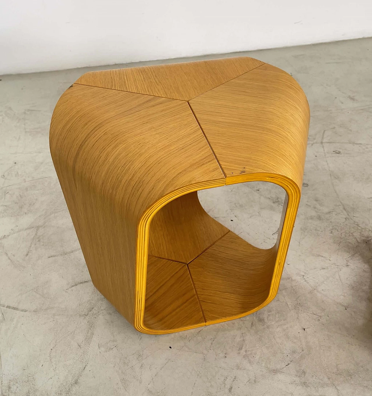 Pair of Infinity coffee tables in curved oak plywood by Enrico Cesana for Busnelli, 1990s 3