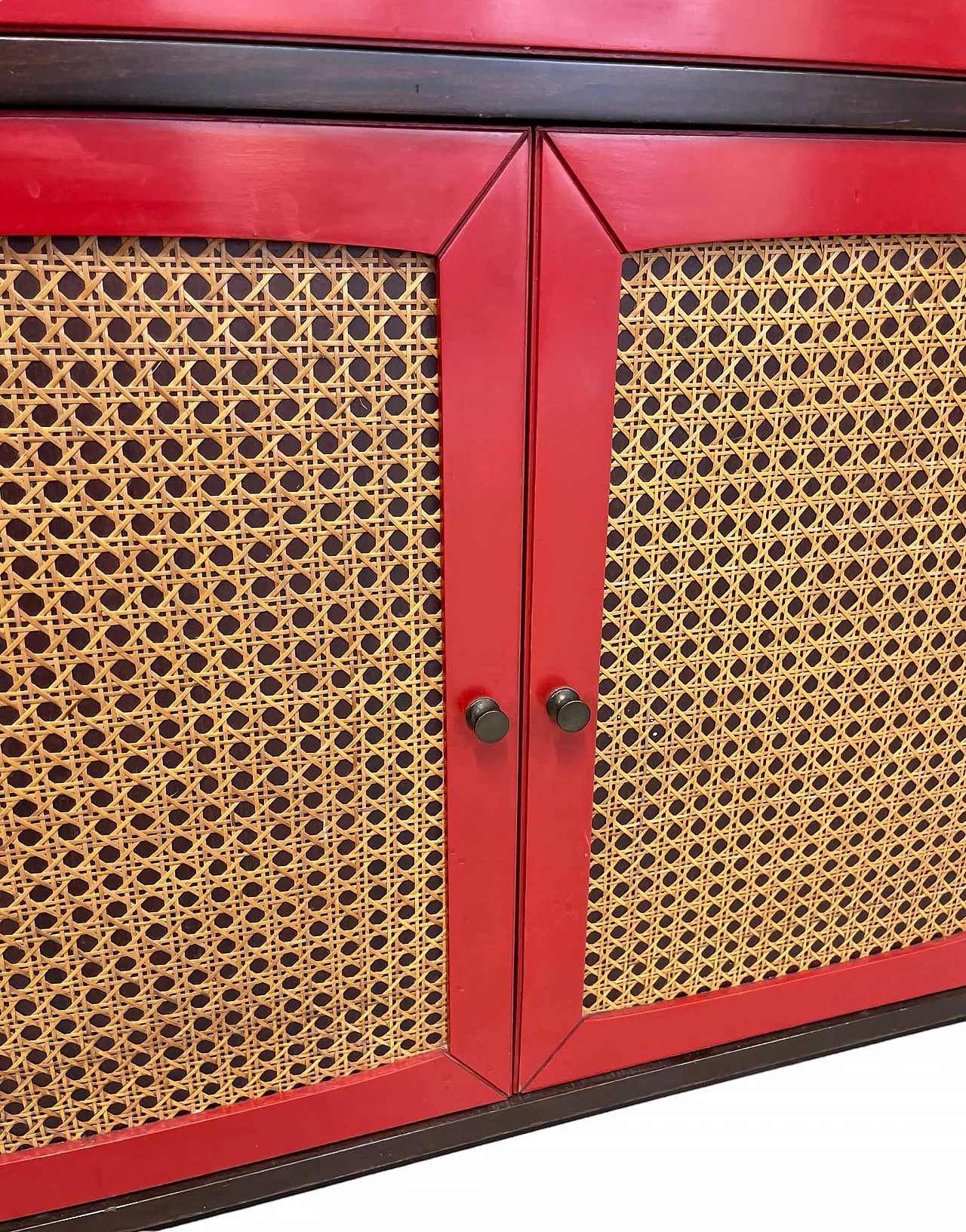 Credenza con vetrina a tre moduli in palissandro laccato rosso e paglia di Vienna, anni '70 2