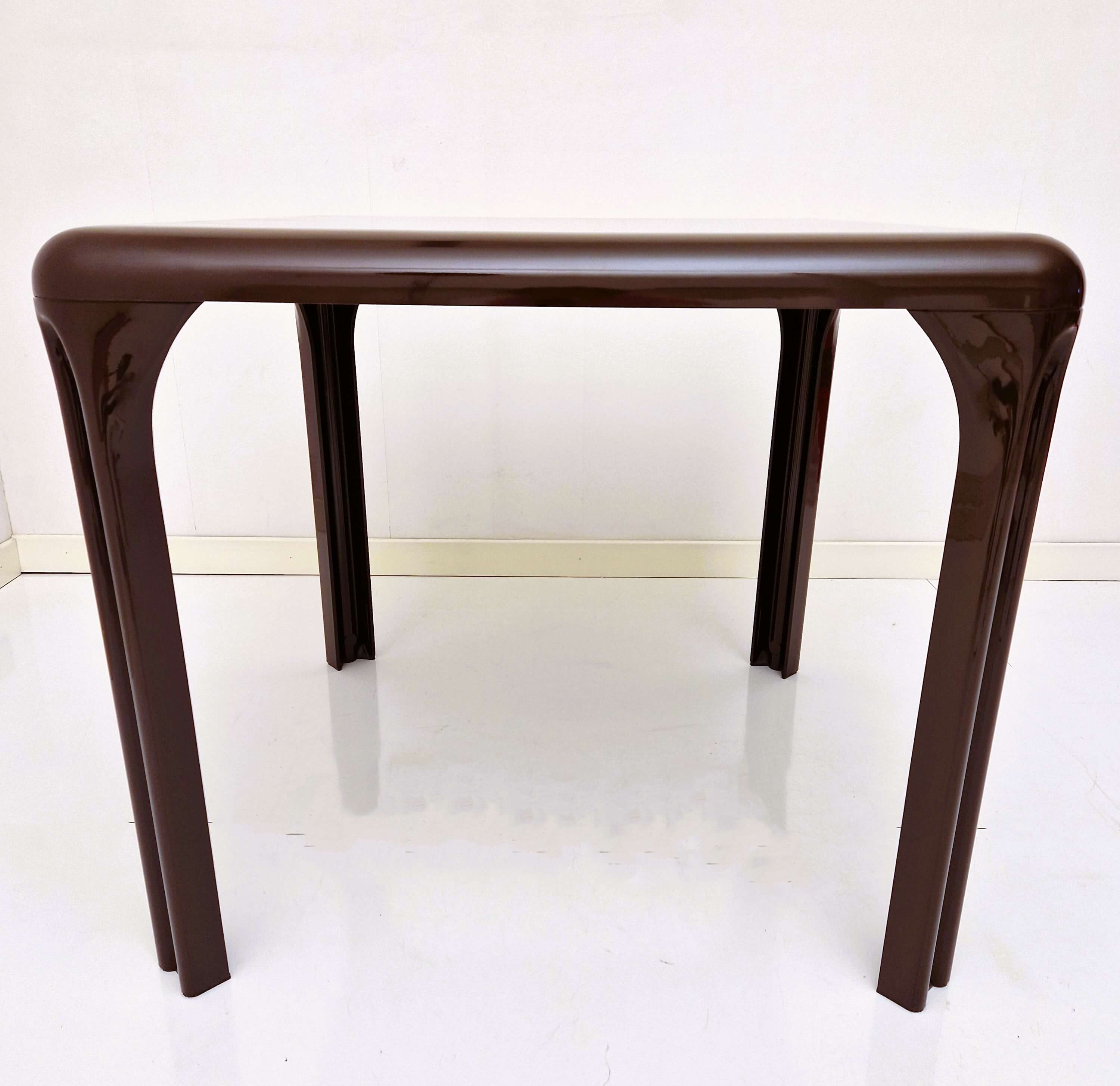 Tavolo Stadio 80 di Vico Magistretti per Artemide, anni '60 intOndo