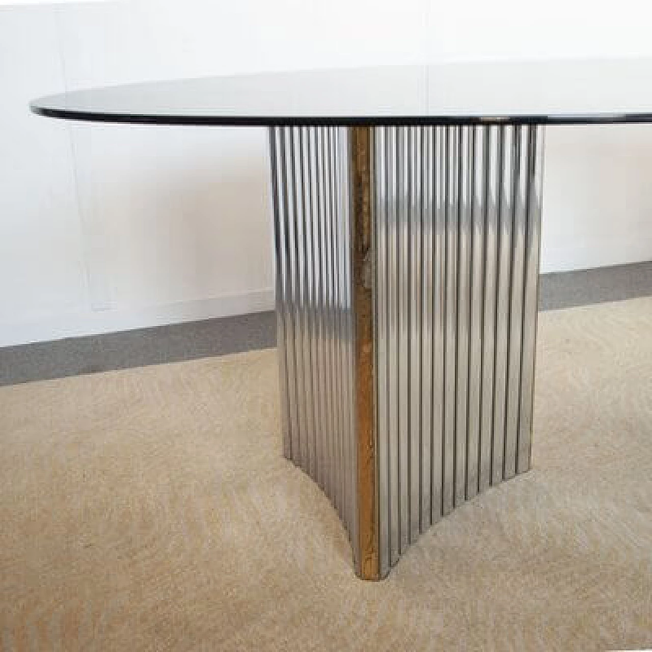 Tavolo con struttura in metallo dorato e ripiano in cristallo, anni '70 4