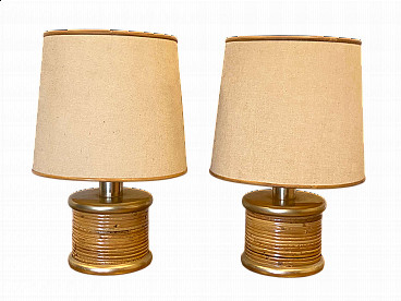 Coppia di lampade da tavolo in vimini e metallo dorato, anni '70
