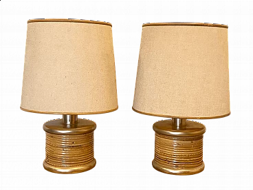 Coppia di lampade da tavolo in vimini e metallo dorato, anni '70
