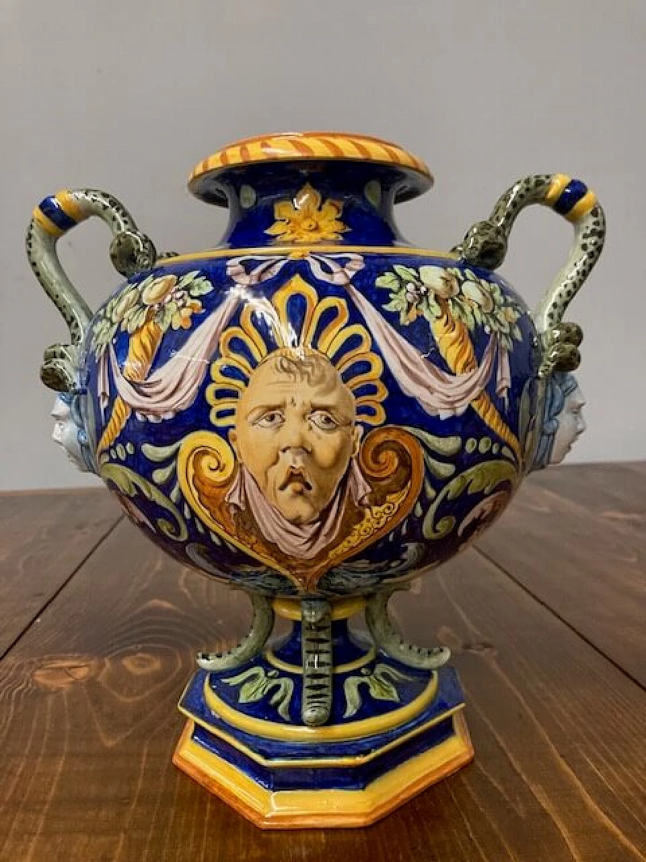 Vaso in maiolica di Ginori, metà '800 1