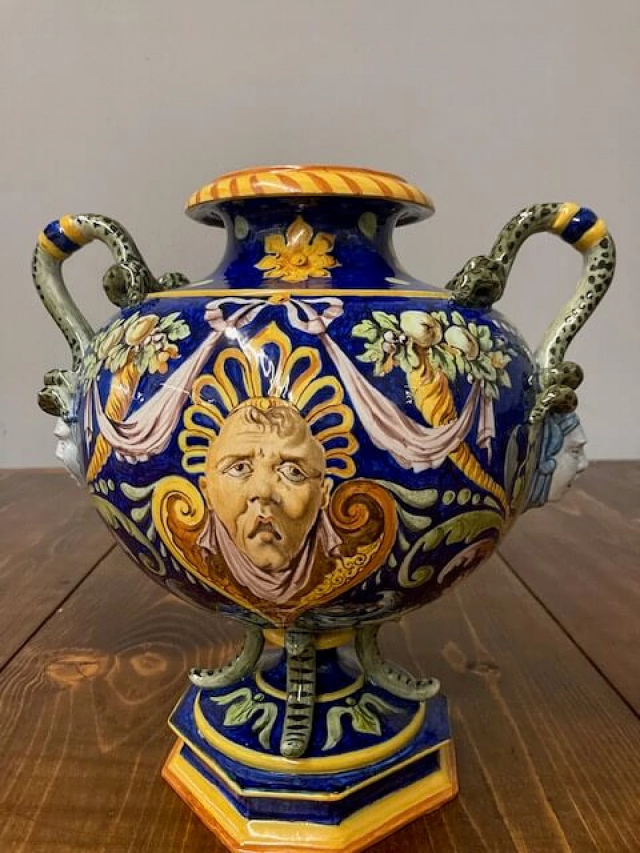 Vaso in maiolica di Ginori, metà '800 2