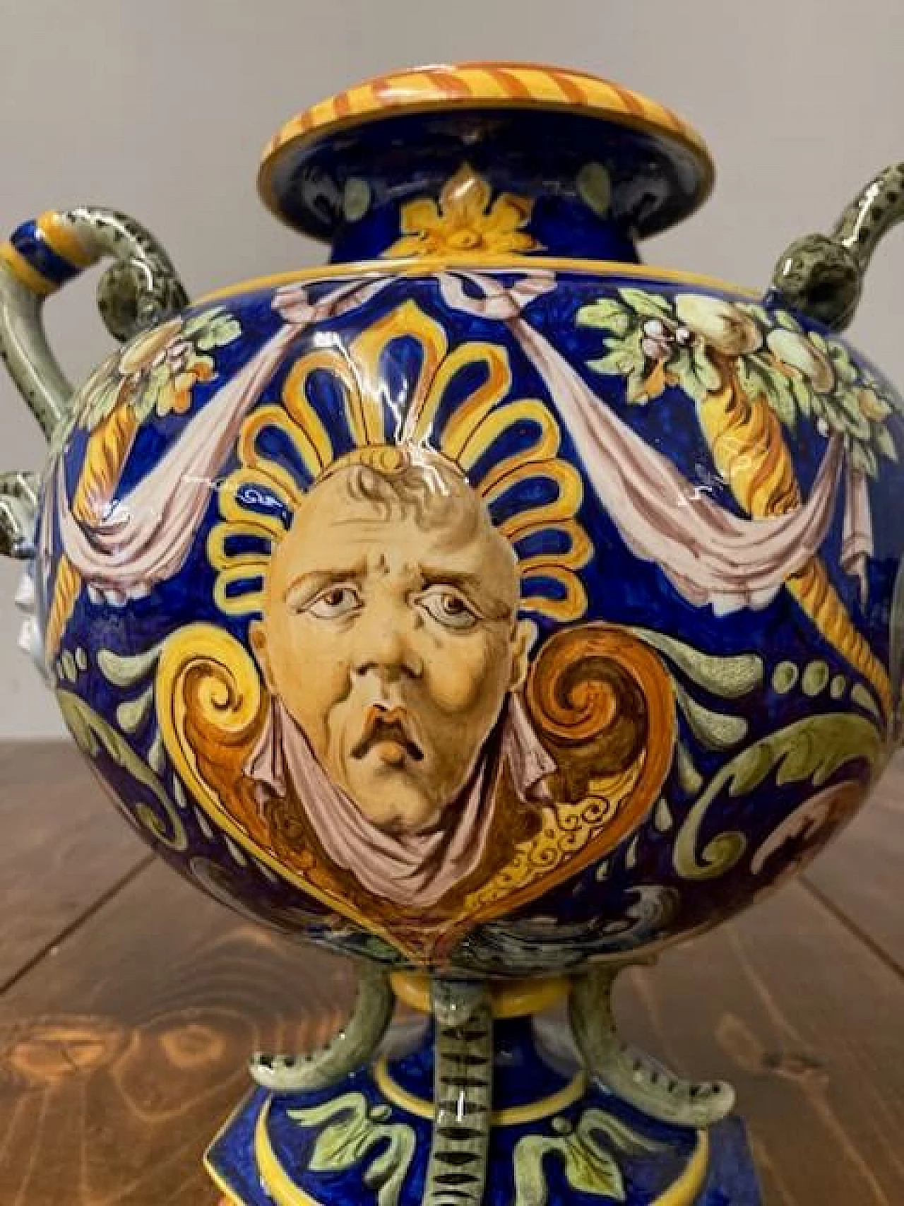 Vaso in maiolica di Ginori, metà '800 3
