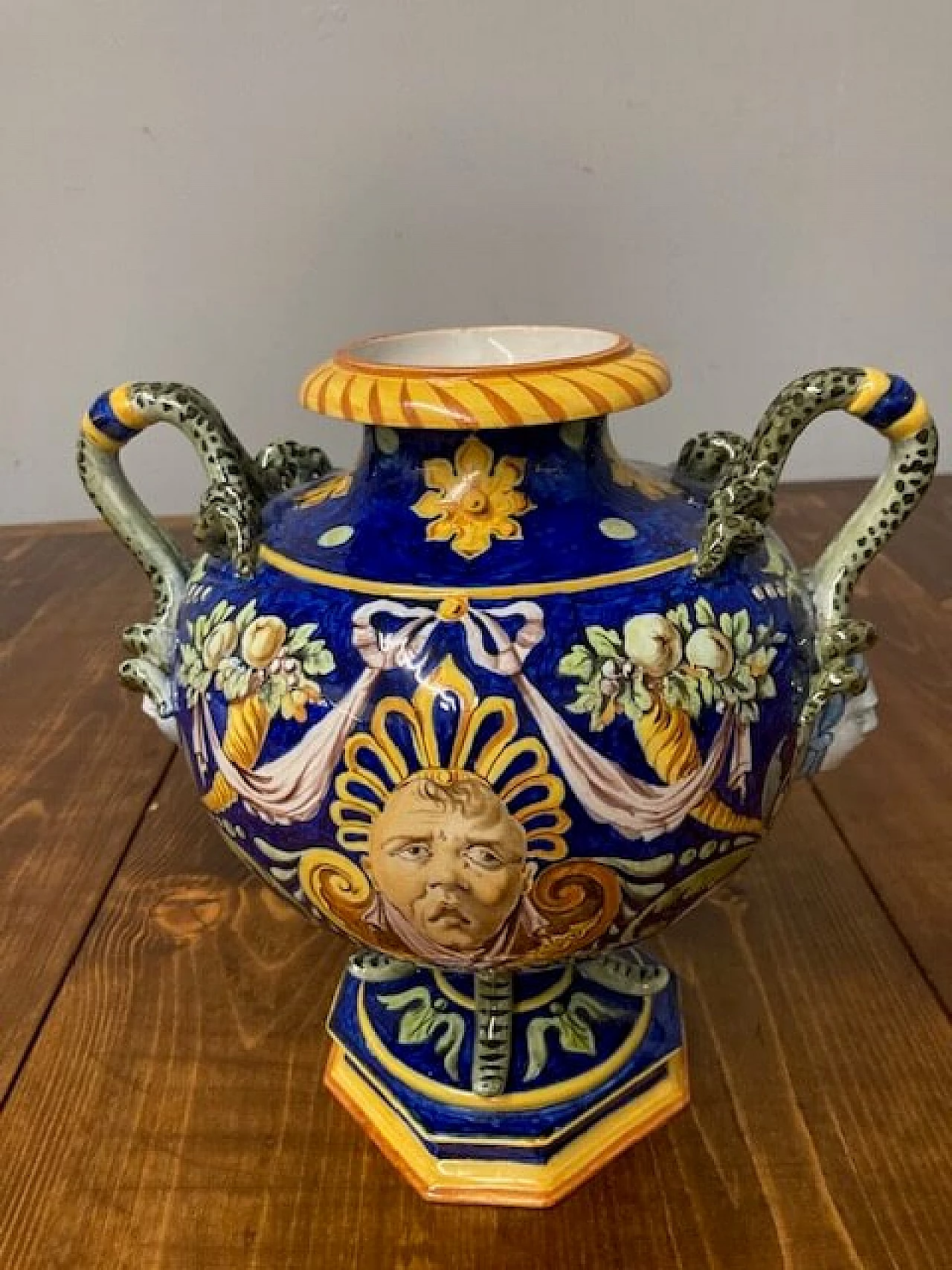 Vaso in maiolica di Ginori, metà '800 4
