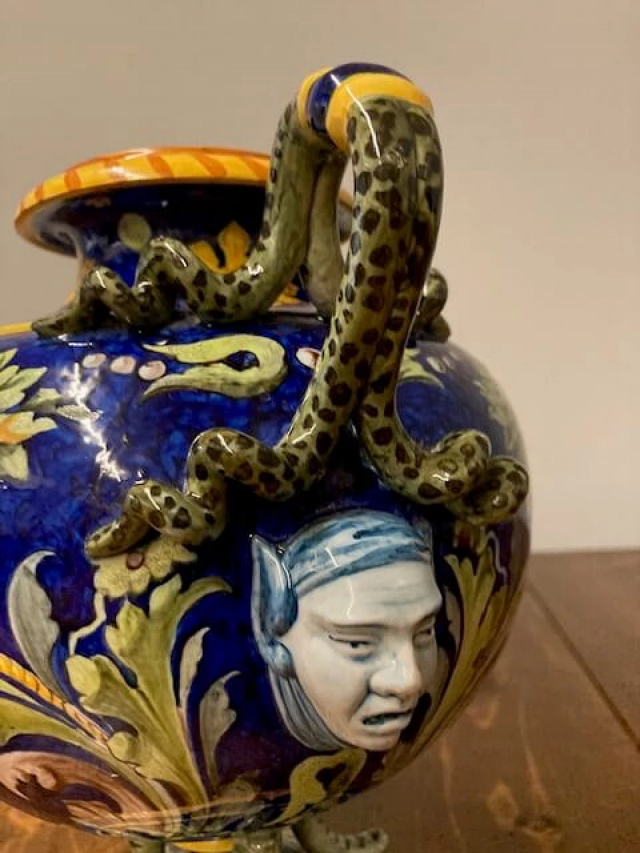 Vaso in maiolica di Ginori, metà '800 5