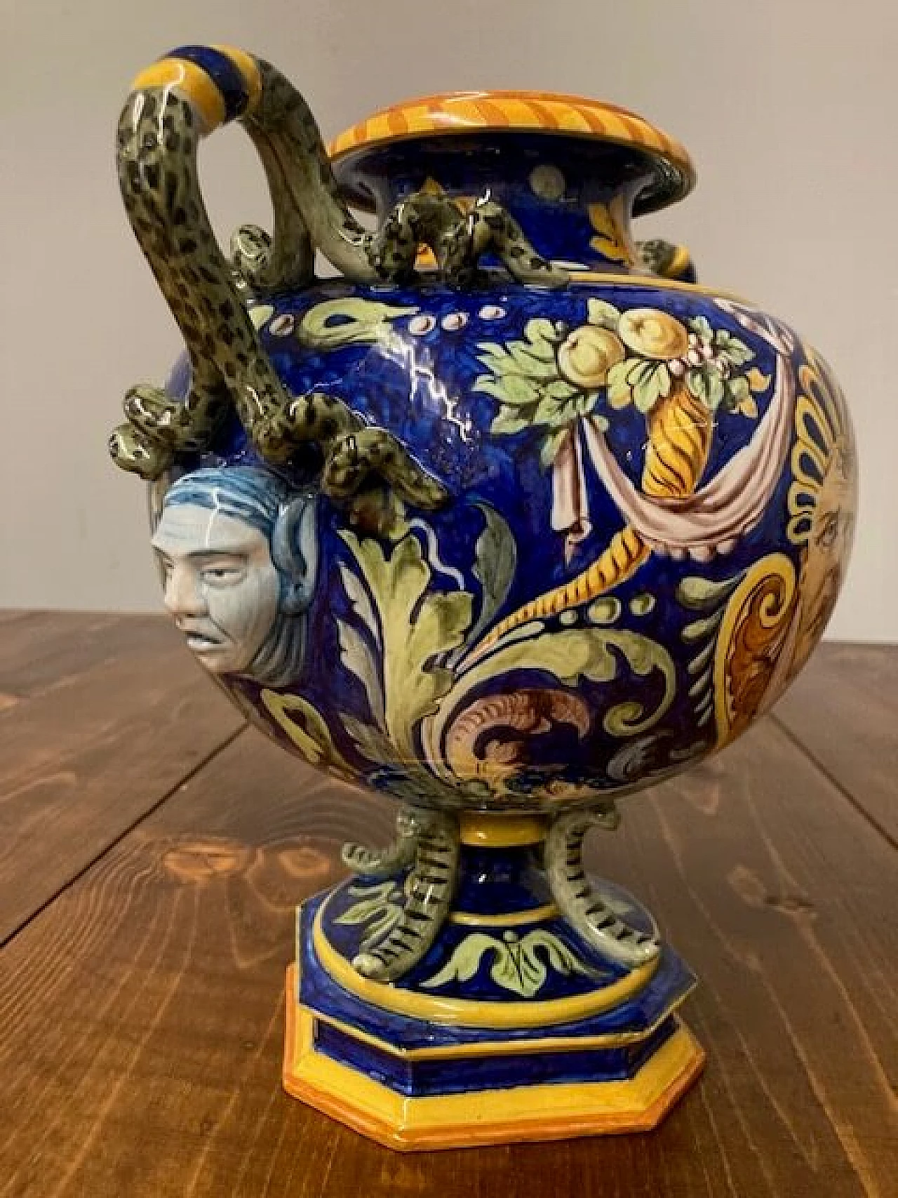 Vaso in maiolica di Ginori, metà '800 9